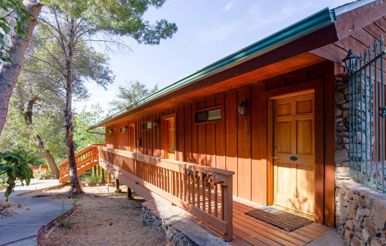 Whispering Pines Lodge Кернвилл Экстерьер фото
