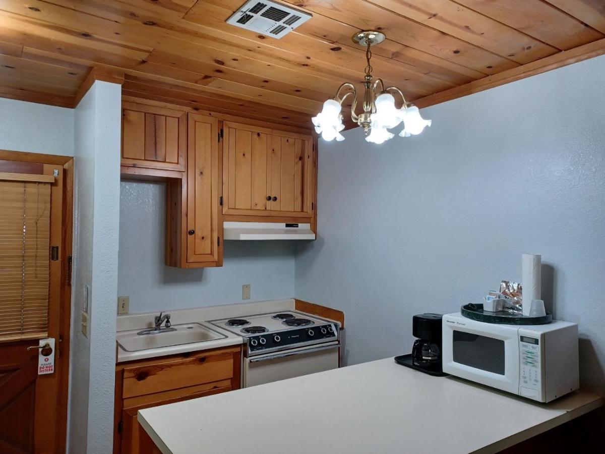 Whispering Pines Lodge Кернвилл Экстерьер фото