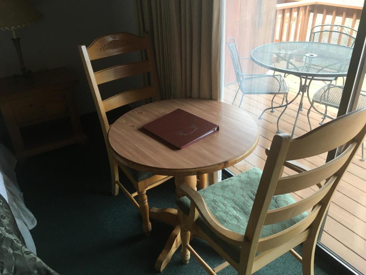 Whispering Pines Lodge Кернвилл Экстерьер фото