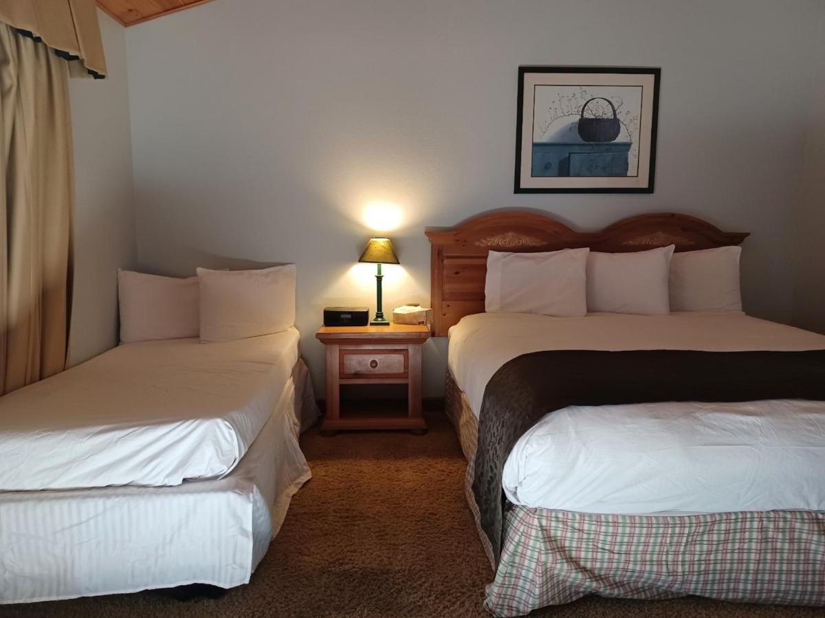 Whispering Pines Lodge Кернвилл Экстерьер фото