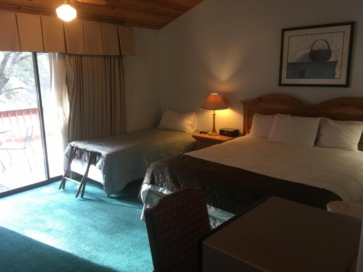 Whispering Pines Lodge Кернвилл Экстерьер фото