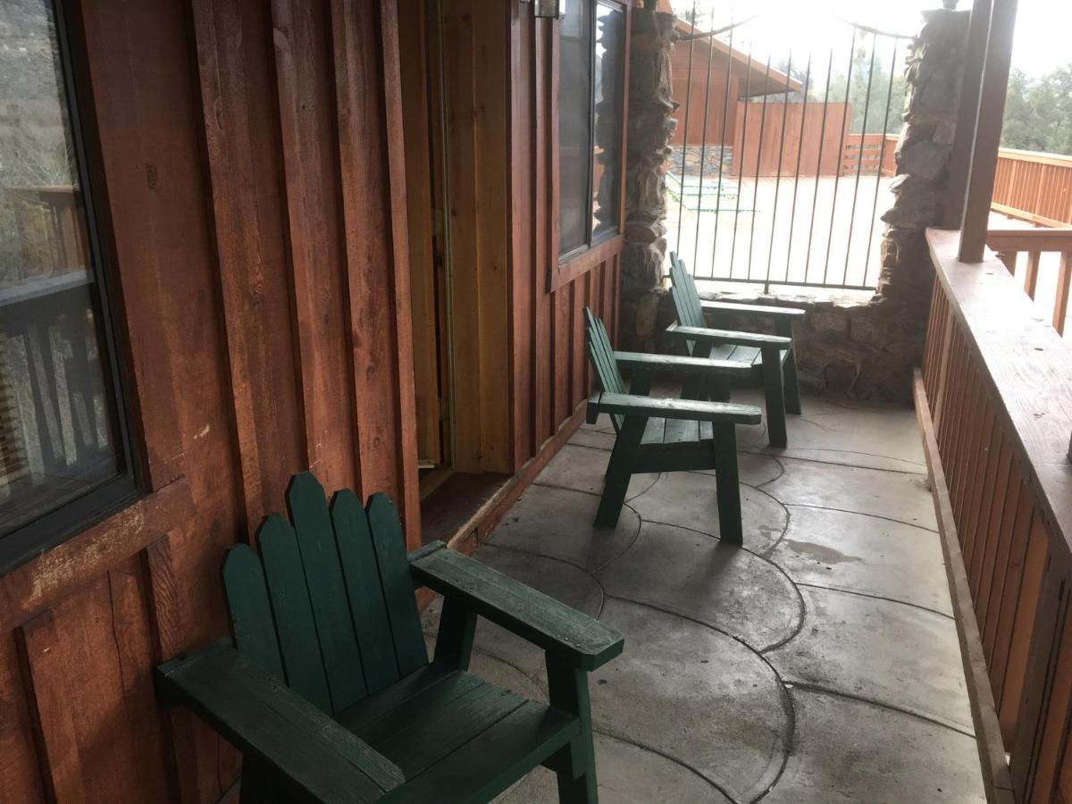 Whispering Pines Lodge Кернвилл Экстерьер фото