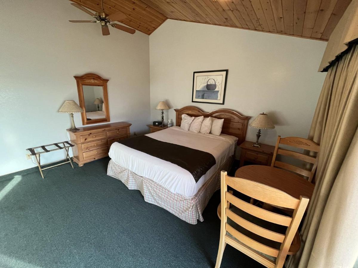 Whispering Pines Lodge Кернвилл Экстерьер фото