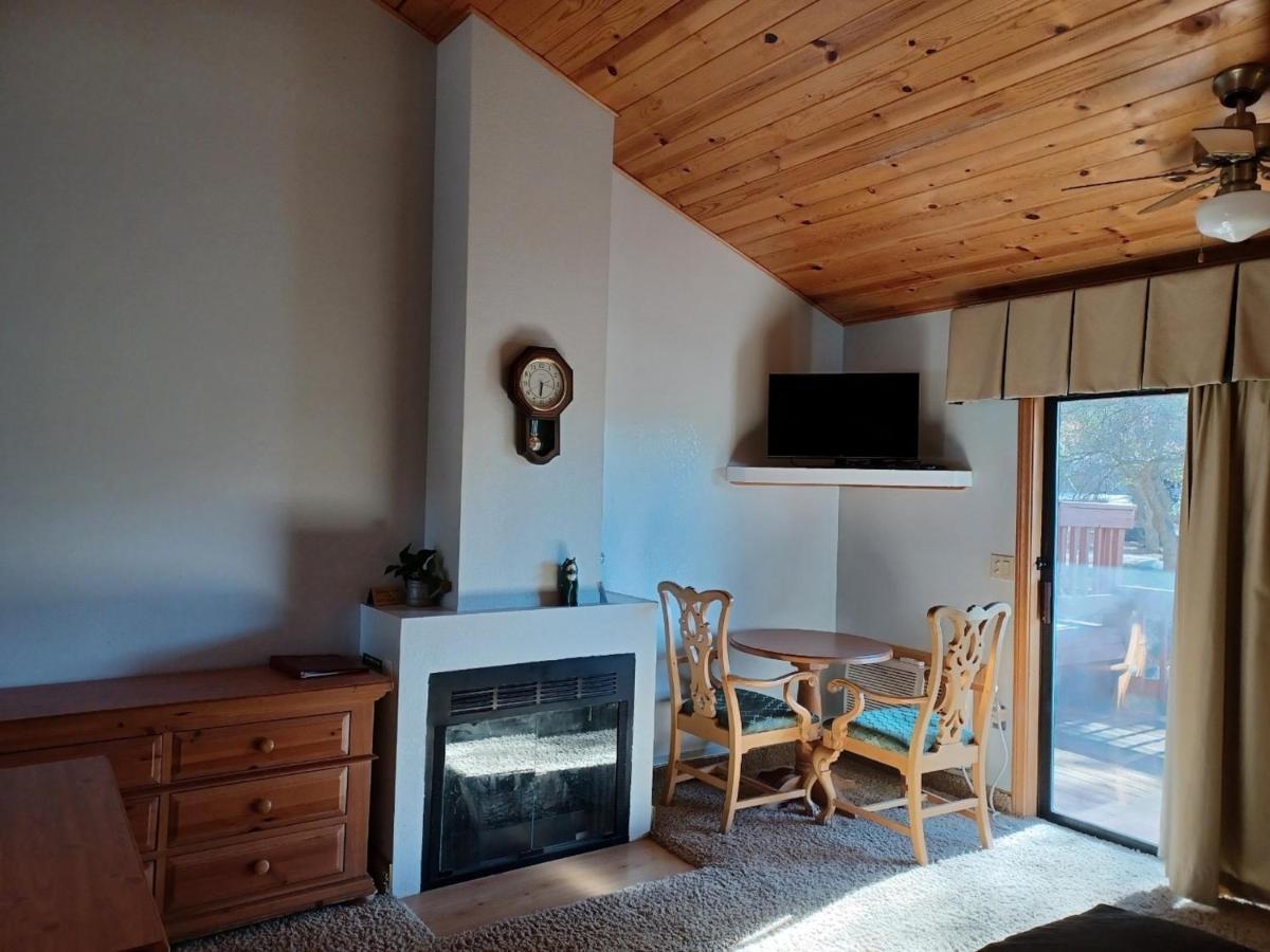 Whispering Pines Lodge Кернвилл Экстерьер фото