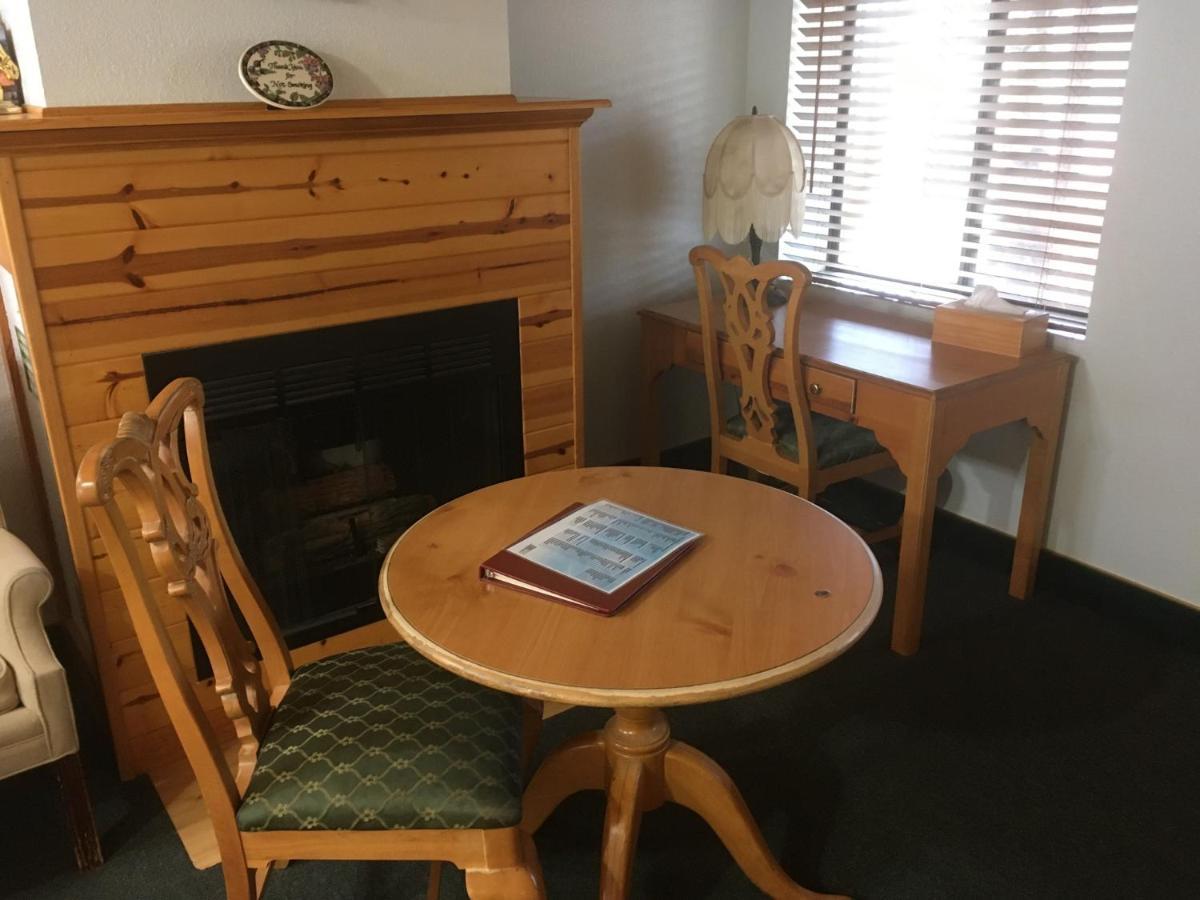 Whispering Pines Lodge Кернвилл Экстерьер фото