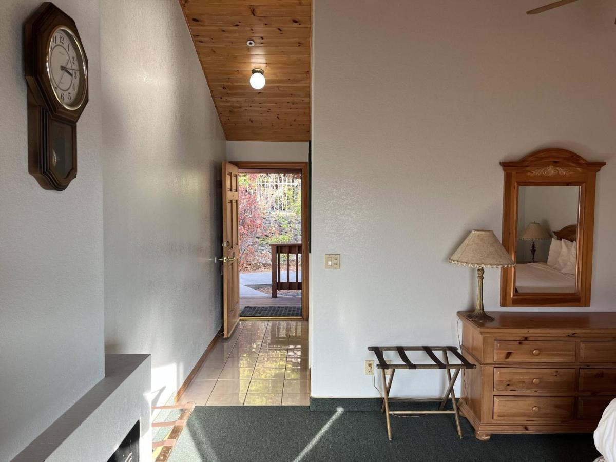 Whispering Pines Lodge Кернвилл Экстерьер фото