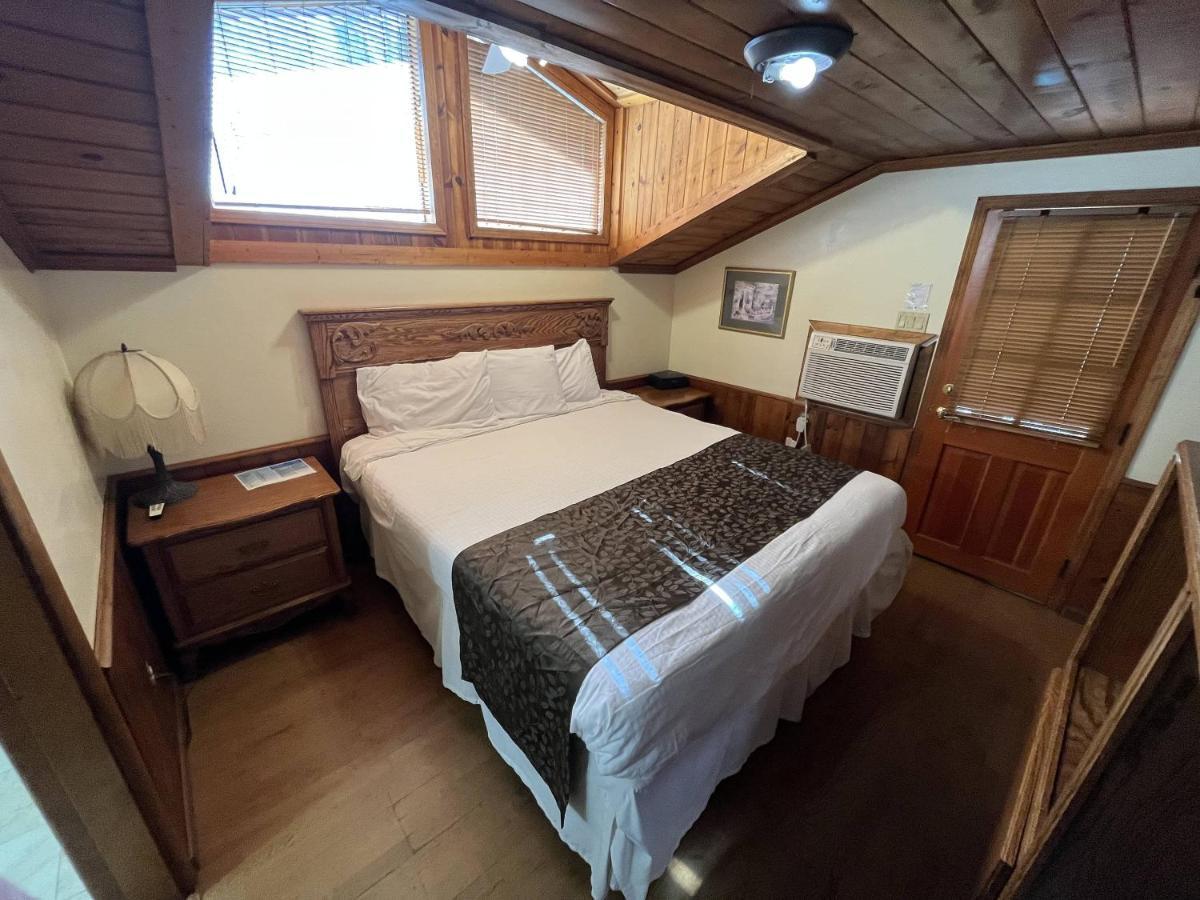 Whispering Pines Lodge Кернвилл Экстерьер фото