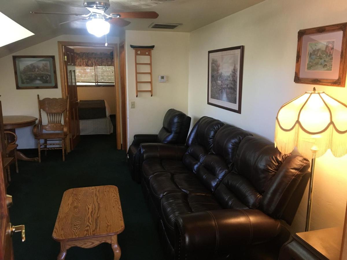 Whispering Pines Lodge Кернвилл Экстерьер фото