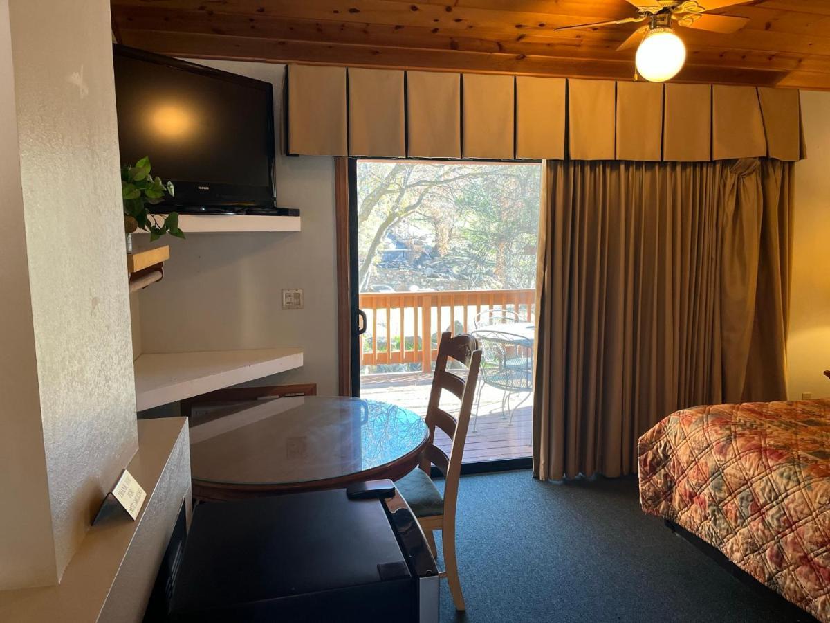 Whispering Pines Lodge Кернвилл Экстерьер фото