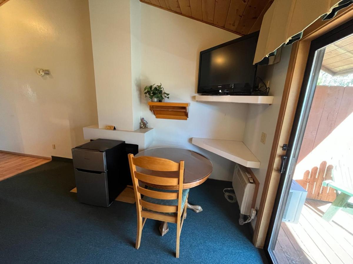 Whispering Pines Lodge Кернвилл Экстерьер фото