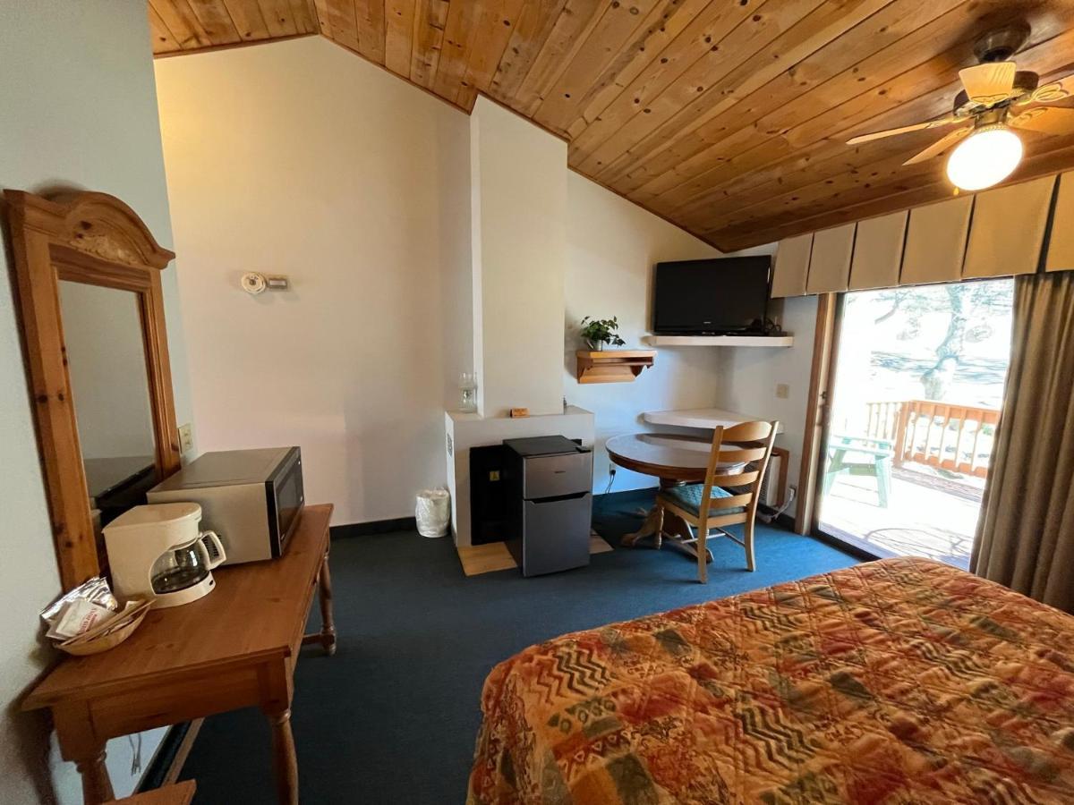 Whispering Pines Lodge Кернвилл Экстерьер фото