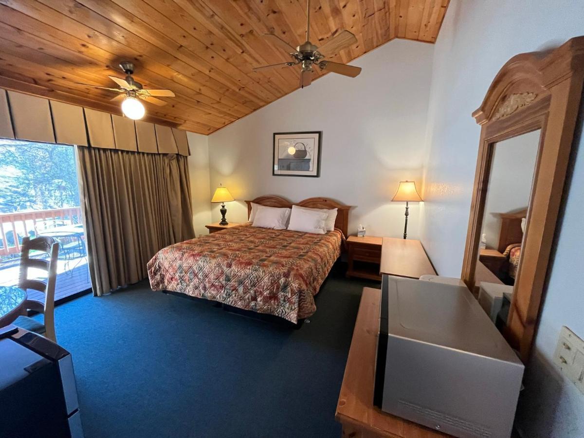 Whispering Pines Lodge Кернвилл Экстерьер фото