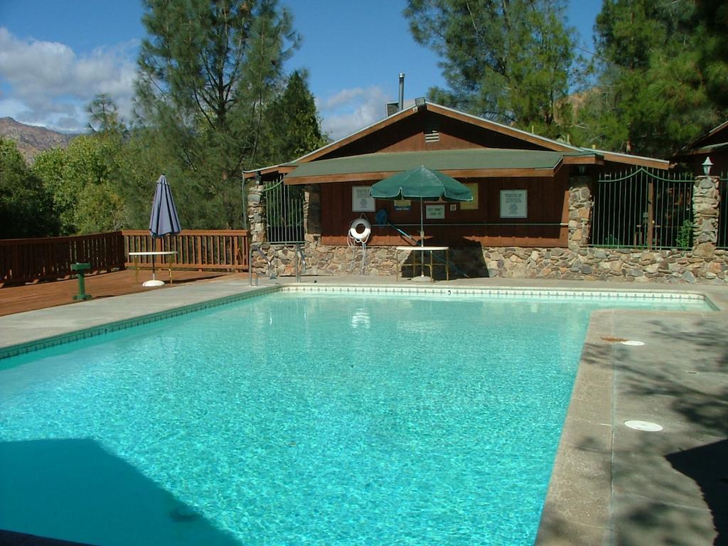Whispering Pines Lodge Кернвилл Экстерьер фото